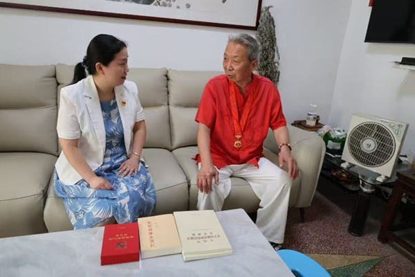 宿州中院开展颁发“光荣在党50年” 纪念章暨送学上门活动